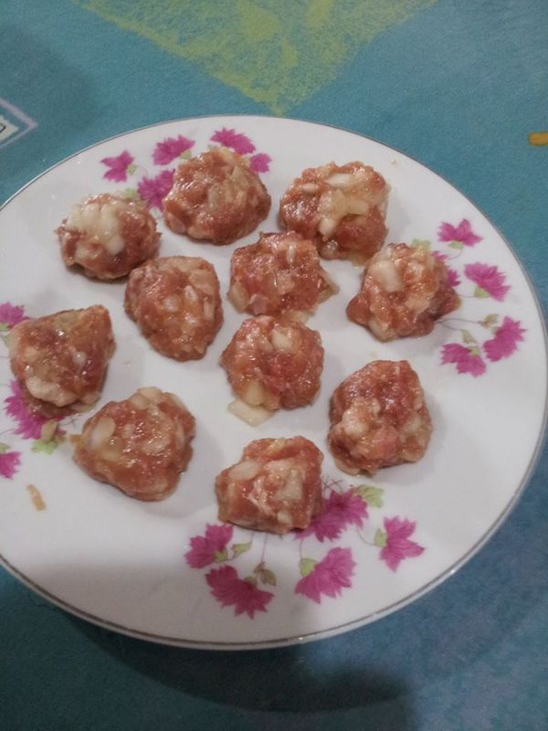 再將豬肉餡料捏塑成小丸子狀,放入盤中備用!