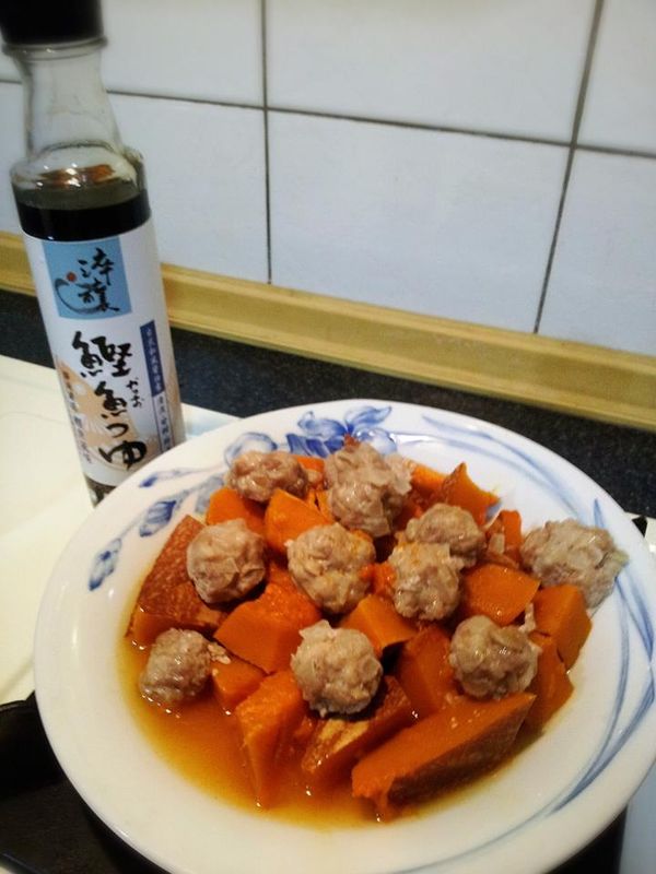 電源跳起後，悶個５～１０分鐘再拿出來，將南瓜塊與豬肉小丸子盛盤，將多餘的豬肉小丸子醬汁與南瓜汁淋上，就大功告成啦！
此時散發出粹釀鰹魚露的味道真是美味極了!