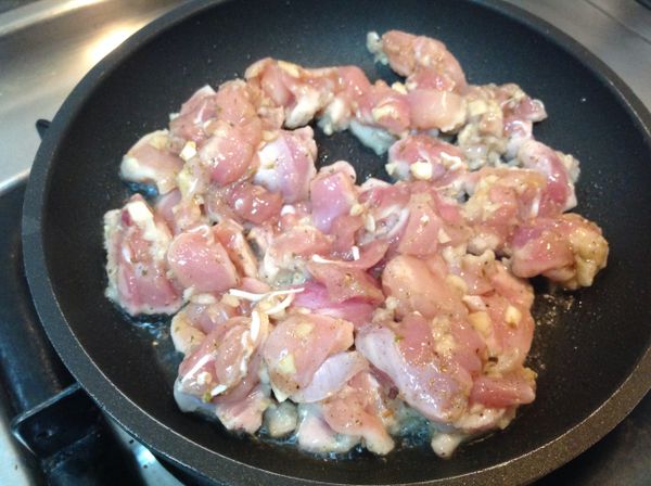 雞腿肉切小塊，蒜頭、米酒、醬油略醃，炒熟