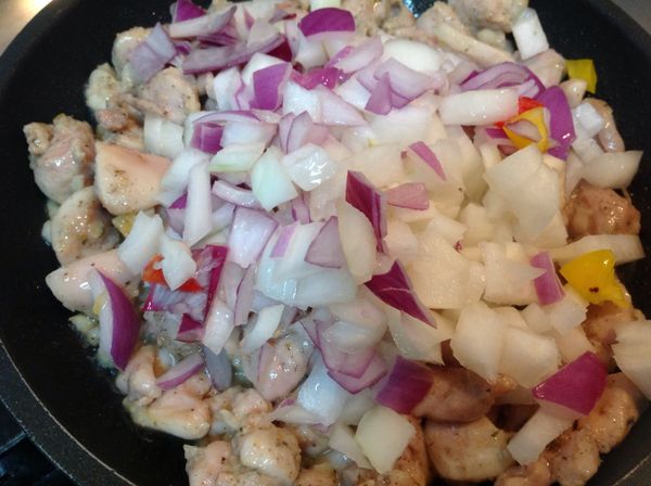 加入洋蔥、紫色洋蔥炒出香氣，塩、胡椒粉調味，取出