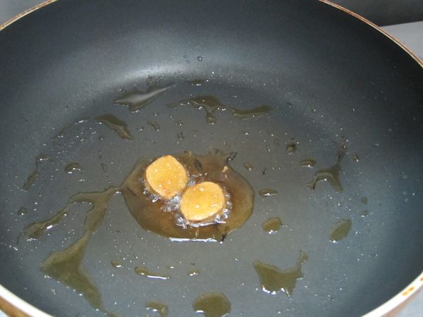 1小匙麻油小火炒香薑片。