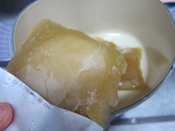 逸湘齋滴雞精-養生香菇口味。金黃色澤，豐富的膠質，讓人好愛呀！滴雞精放入鍋裡。