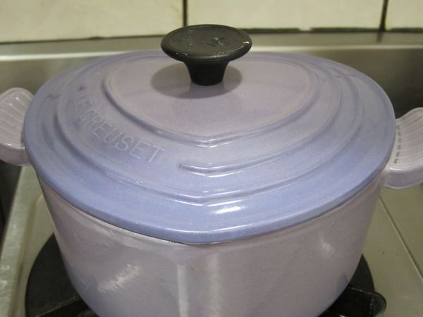 上蓋中小火煮滾。另外深鍋水煮麵線。麵線撈起入雞精湯鍋裡，放適量鹽、少許枸杞煮一下子；最後九層塔或香菜拌熟即可。