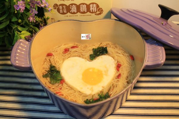 今天的愛心蛋包雞汁麵線，寶貝超愛滴！