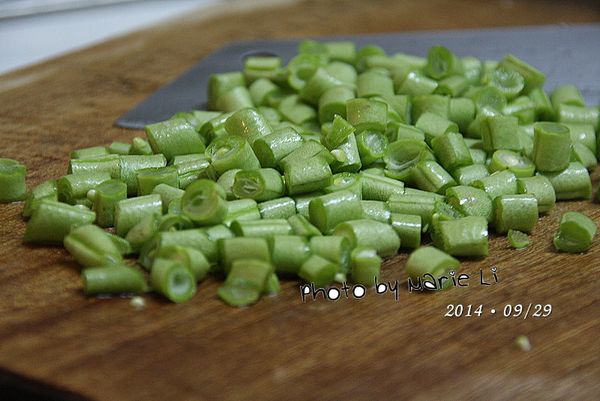 這道料理因為是太過隨興而至
所以少拍了好幾道步驟，只能盡可能以文字來敘述。

將雞蛋打散、火腿切成小方塊片
四季豆洗淨處理過之後也切成小丁塊。