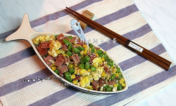 端出許久不曾使用的魚盤
盛裝著有紅有黃有綠的菜餚，美麗極了
心情繽紛了起來，就連胃口也跟著大開

這道料理只用了少許的鹽巴調味
吃得到蛋香、火腿香、玉米的甜還有四季豆的脆
再搭上微微的芝麻香，拌進飯裡清爽又美味
孩子們真的好愛唷！！