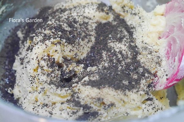 加入過篩的麵粉和打開茶包的茶葉拌勻。

搓成長條形二條(麵團若太軟可放冷藏半小時)用保鮮膜包起來冷凍三小時。