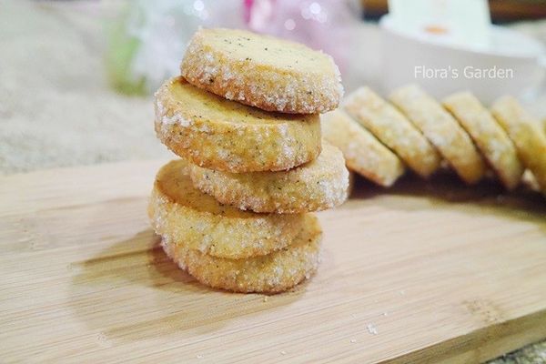 烤好後取出放麵包架冷卻，放密封罐能保持酥脆。