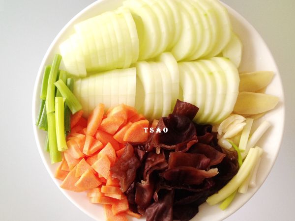 薑切薄片，蒜拍碎，蔥切段(分蔥白及蔥綠2部份)，黑木耳、紅蘿蔔切小塊，大黃瓜洗淨去皮去籽切薄片備用。