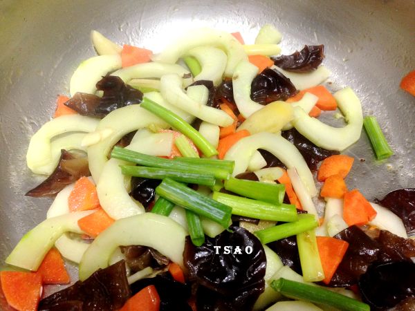 最後放入大黃瓜並加入調味料後放蔥綠，炒到汁收乾即可。