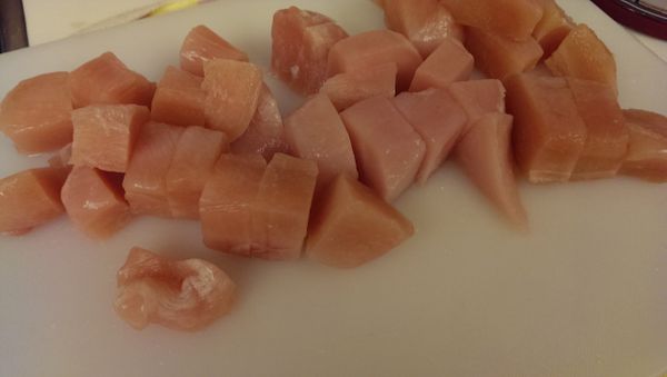 雞胸肉切小塊。所有調味料放在大碗裡攪拌均勻，讓味噌溶解。