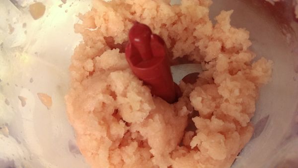 雞胸肉放入食物切碎盒裡打成絞肉。