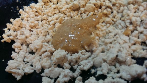 待雞絞肉呈一粒一粒分散開來時，把調味料倒入一起拌炒，直到湯汁收乾即可！