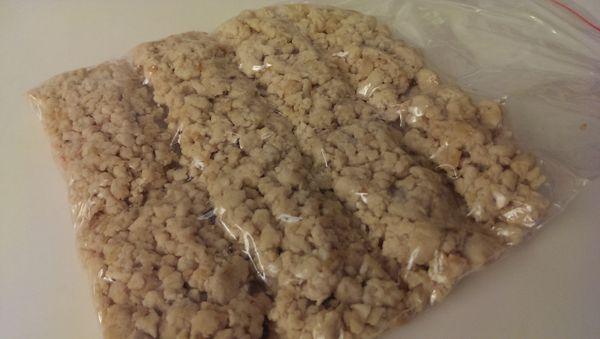 多餘的雞肉鬆放涼後，可放入夾鏈袋鋪平，擠出空氣，用筷子壓出褶痕再冷凍。