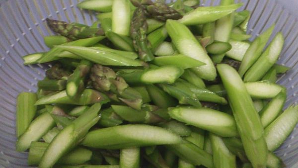 露荀洗淨，刨去表面粗糙的皮 (纖維)，切成斜段