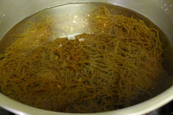 水雲以清水揉洗乾淨，放置水中約5~10分鐘，再以清水清洗一遍充分洗去鹽分後瀝乾備用