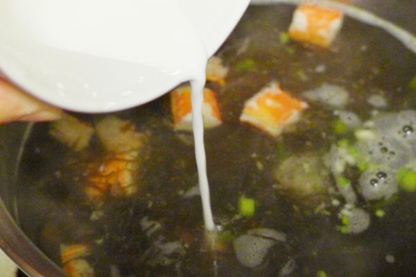 緩緩倒入太白粉水勾芡，一邊攪拌以免結塊