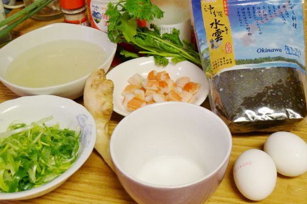 所有食材準備好，蟹肉切小塊，薑磨成泥，香菜切末，蔥切絲，其餘食材備好待用