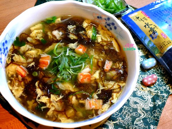 滑嫩順口、滿滿營養的水雲滑蛋花蟹肉羹美味上桌啦!滿滿的海味，鮮甜古溜又爽口，別說一杯羹都不留，當晚全家完美的"一滴羹"都不留啦!!