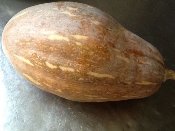 將南瓜外皮洗淨，不削皮。