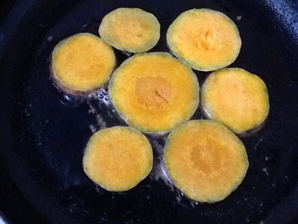 用平底鍋，下牛油及南瓜片，以小火兩面煎透，約6-8分鍾。