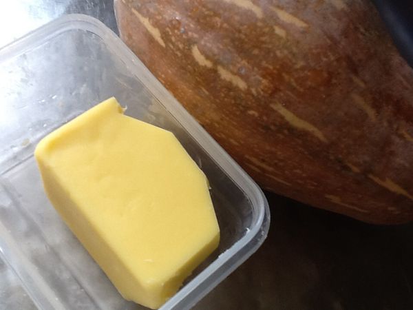 備料：南瓜，奶油。