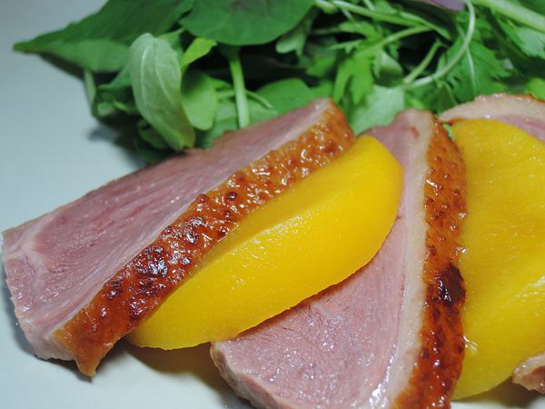 這醃燻鴨胸的肉汁非常的豐富，吃起來不會柴柴的，口感極佳，再搭配上水蜜桃來解膩，真是完美組合!!!