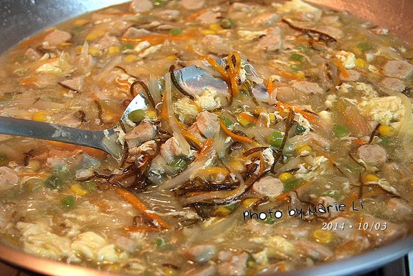 《金玉滿堂水雲羹》有沒有一種
很適合拿來作為宴客菜或年菜的感覺啊~

《水雲》滑順的口感真得很適合作成羹湯
這樣一道不需高湯底、簡單調味即成的羹湯
湯汁清爽，混著奶香與豐富食材的鮮甜
真的很好喝喔！！！