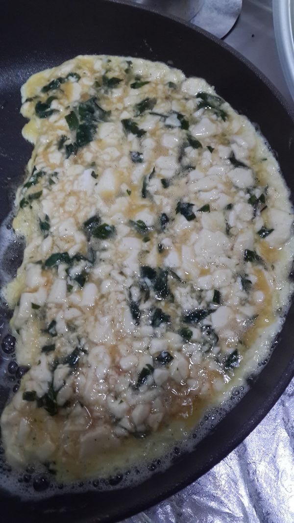 平底鍋放入一大匙油搖勻將雞蛋豆腐倒入小火慢煎,約3分鐘後有凝固後慢慢烘到底部有點焦香