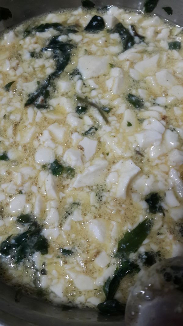 放入一盒嫩豆腐用湯匙稍壓碎攪拌一下