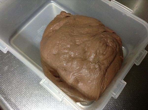 麵團材料全部攪拌後，整成團，放入保存盒中，室溫發酵1小時（我這裡室溫約22度）後，蓋子緊蓋，放入冰箱蔬菜室中約8小時。（我是前天晚上9點放冰箱，隔天5點取出）。
隔天取出後，放室溫1小時回溫。
然後用拳頭輕壓排氣，後再放置30分鐘。