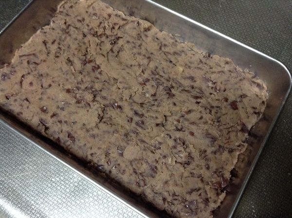 製作內餡：
把紅豆用電鍋加水煮熟，然後把水濾掉剩紅豆粒，把紅豆粒稍微搗成泥狀（不用太細，保留一點顆粒）。
趁熱放入奶油奶酪、蜂蜜，攪拌至全部融化。
放入微波爐600W（不要加蓋），加熱2分鐘後，取出攪拌。
放入玉米粒粉攪拌至稠狀。
平放在盤子上放涼。