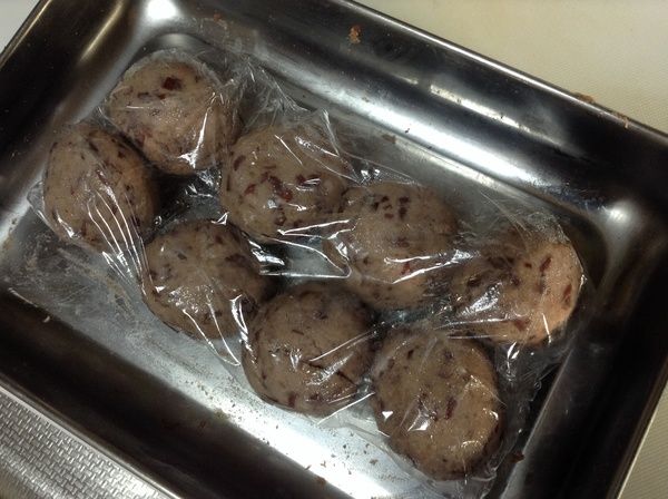 放涼後捏成球狀（八等分），1個約25公克。
加保鮮膜，放入冰箱冷藏，隔天使用。