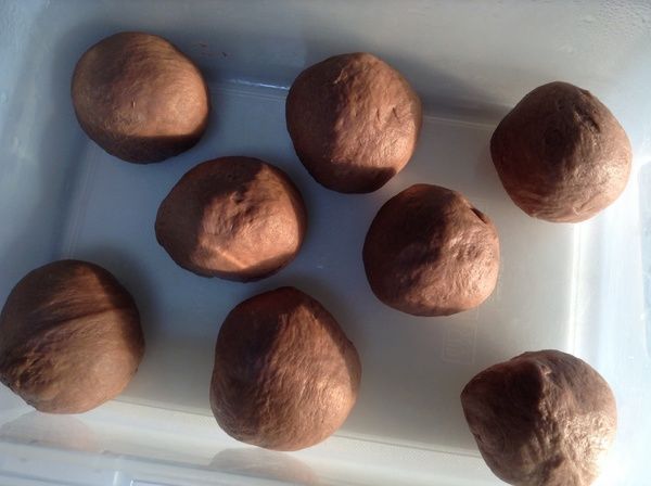 將麵團分成8等分，用手一邊整型一邊排氣。
放入保存盒中靜置20分。