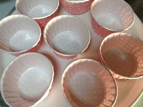 杯子蛋糕紙模塗油備用。
重點1:要使用有一點深度的紙模，才能撐起發酵後的麵包。