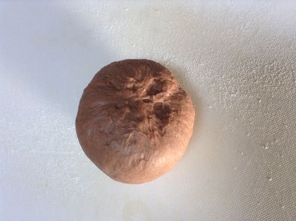 把麵團用手掐成圓餅（直徑約8公分，外薄內厚）
把內餡放入，再整成球型。開口要收緊。