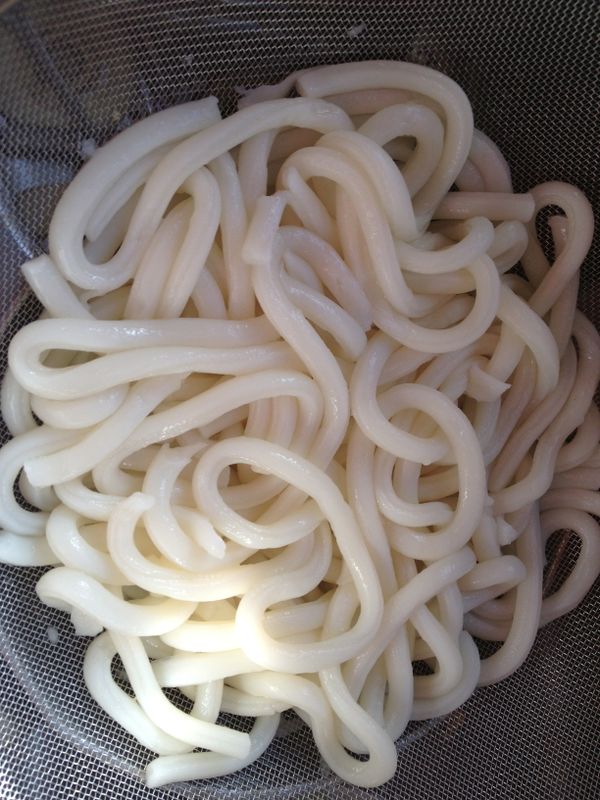 烏龍麵煮熟後撈起用冷水沖一下保持Q嫩口感，備用。