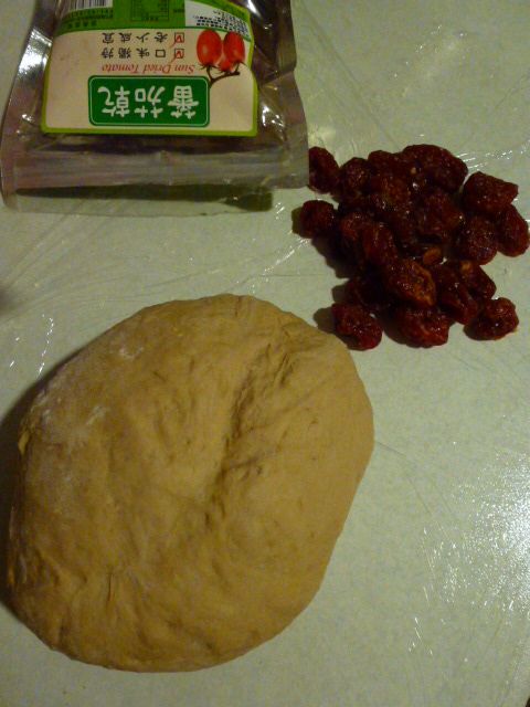 把麵團材料放入麵包機後, 除了奶油以外放入麵包機, 啟動攪動麵團之後, 麵團稍微成形之後, 再放入奶油攪扮。一次發酵後(約60分鐘), 從麵包機取出麵團。