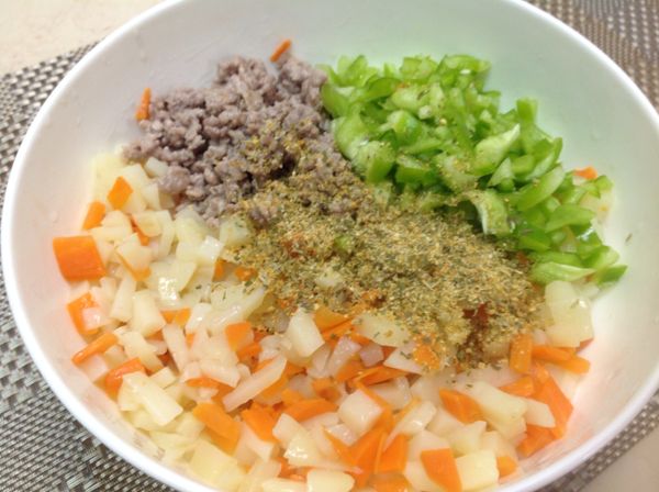 豬絞肉炒熟，馬鈴薯、紅蘿蔔切細丁蒸熟，青椒切細丁調味（塩、義式大蒜綜合香料）拌勻
