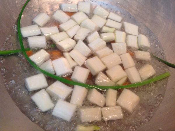 皎白筍、紅蘿蔔切丁略燙，裝飾用韮菜花微燙