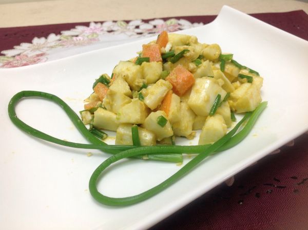 燙好的皎白筍丶紅蘿蔔放入蛋黃中拌炒後加入韮菜花（切小細段），少許塩、糖調味