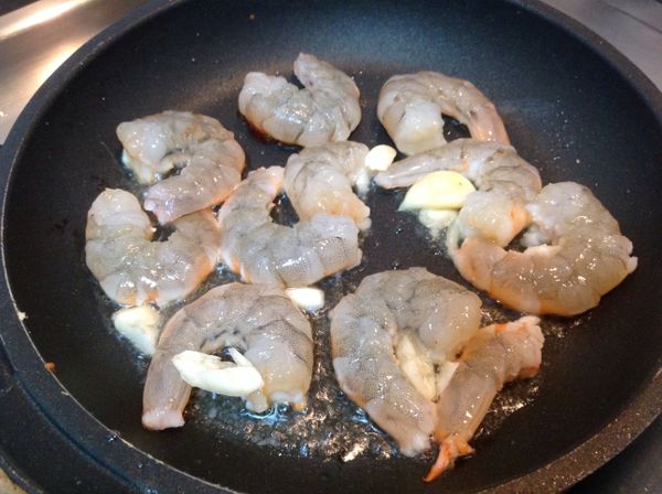 蝦仁洗凈米酒略醃，爆薑、蒜，煎香蝦仁