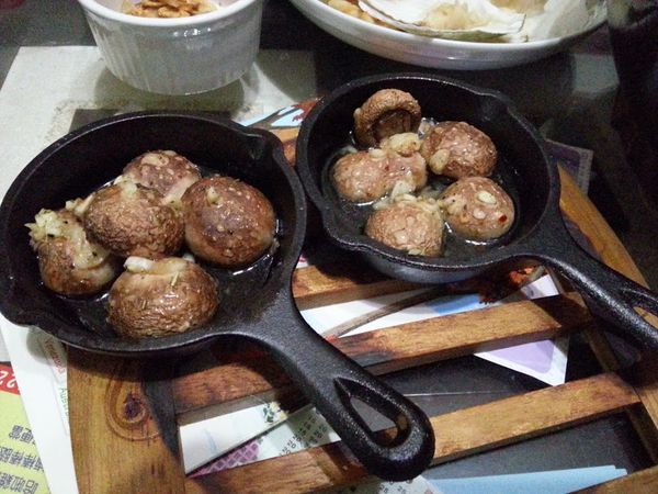 烤箱170度烤約10分鐘，或是看到洋菇變色即可，沒烤箱的也可以用煎炒的。
完成後擠上檸檬汁拌勻即可食用。(檸檬汁可加可不加，我沒有加檸檬汁)