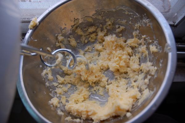 製作大蒜醬。蒜頭去膜及蒂頭，切成細末與奶油混合，用攪拌器攪拌均勻後加入少許巴西里均勻混合。