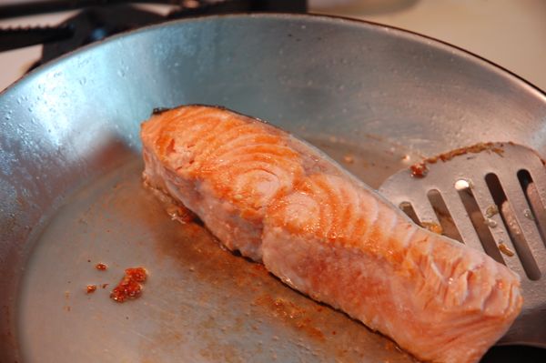 鮭魚厚片抹上鹽後，放入熱鍋煎至雙面金黃後送入烤箱，190度10分鐘後取出，稍等1分鐘魚肉定型後切片。