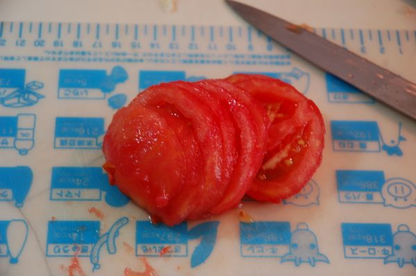 蕃茄去皮，切薄片