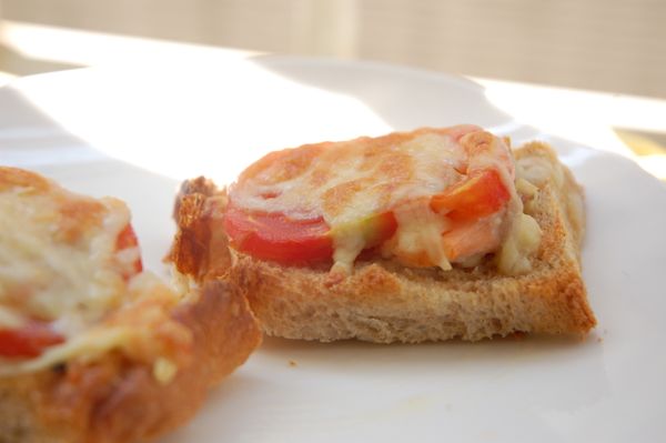 一片全麥麵包均分為4塊，依續抹大蒜醬->鮭魚片->蕃茄薄片->起司條，送入烤箱190度8分鐘。起司條呈現金黃色後由烤箱取出，放上毛豆裝飾。