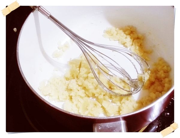 加入麵粉拌炒(依然是小火)