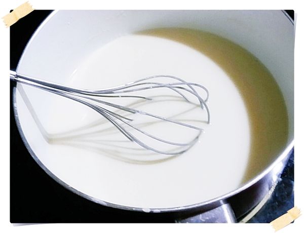 倒入一半牛奶用打蛋器快速攪拌至融合.再分次(很重要)加入剩餘的牛奶備用.(用打蛋器是重點.我試過很多器具.最好用就是打蛋器.很快就乳化在一起而且不會有顆粒)