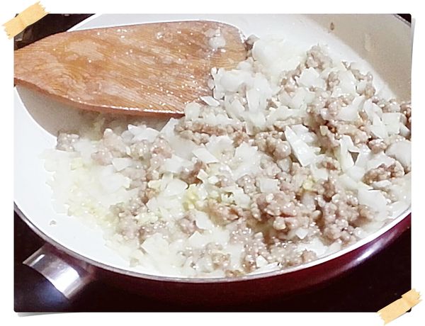 加入洋蔥碎還有蒜末爆香